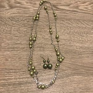 💚4 for $30💚 LIKE NEW! Silver Green Necklace & Earring Combo